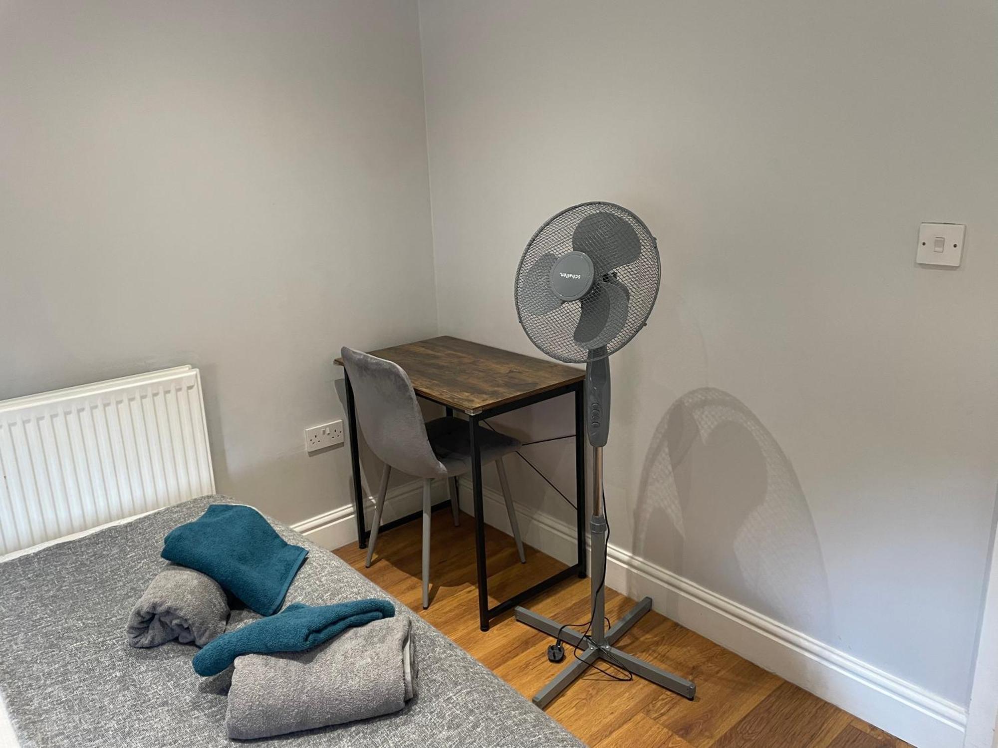 2 Bedroom Apartment Chiswick Park Tube Station London Exterior photo